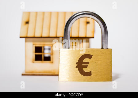 Piccola casa con serratura, protezione di sicurezza degli asset, simbolo dell'euro Foto Stock