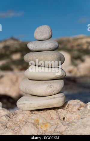 Piccola pila di rocce levigate presso il luogo di nascita di Afrodite a Cipro. Foto Stock