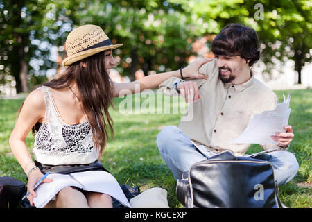 Due studenti di divertirsi in un parco Foto Stock