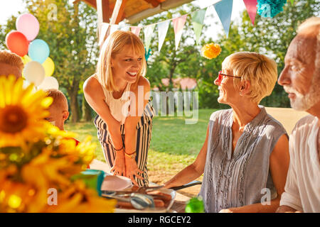 Felice famiglia estesa avente un party in giardino Foto Stock