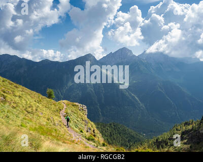 L'Italia, Lombardia, Valle di Scalve, escursionista sul sentiero escursionistico, Monte Camino Foto Stock
