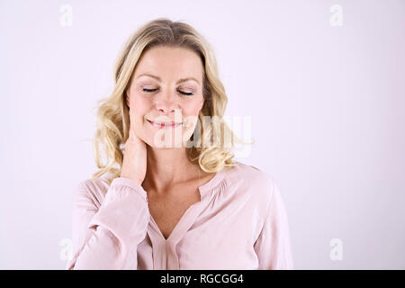 Ritratto di donna bionda con gli occhi chiusi Foto Stock
