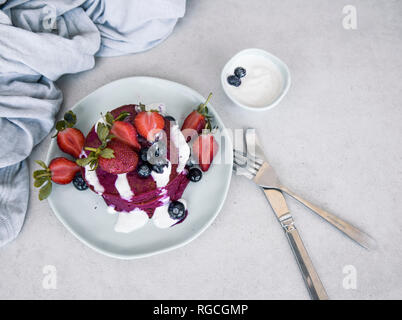 La barbabietola rossa pancake con frutti di bosco freschi e yogurt dip Foto Stock