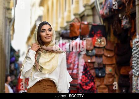Spagna, Granada, giovani musulmani tourist donna che indossa il hijab durante visite turistiche in città Foto Stock