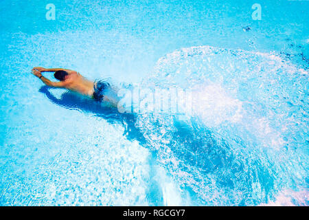 Spagna, Andalucía, Málaga, Mondrón, uomo di immersioni in piscina, Foto Stock