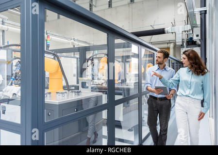 Imprenditore e la donna avente una riunione in high tech company Foto Stock