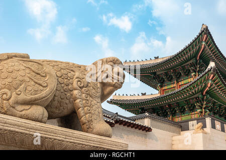 Seoul COREA DEL SUD, Haetae statua al gate di Gwanghwamun Foto Stock