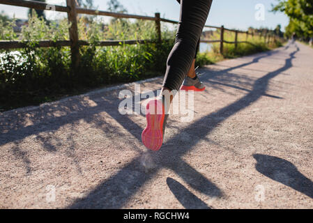 Gambe di donna sportive in esecuzione sul percorso Foto Stock