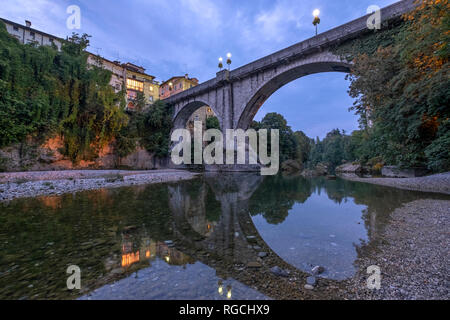Italia Friuli Venezia Giulia, Cividale del Friuli, Ponte del Diavolo, fiume Natisone in serata Foto Stock