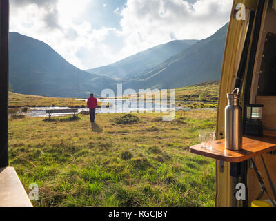 L'Italia, Lombardia, Bergamasque Alpi, Laghetto del Vivione, camper Foto Stock