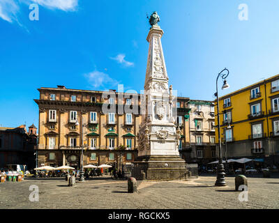 L'Italia, Campania, Napoli, Obelisco di San Domenico, piazza San Domenico Maggiore Foto Stock