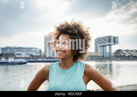 Germania, Colonia, ritratto di donna felice al Fiume Reno Foto Stock