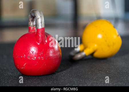 Kettlebells sul pavimento in palestra Foto Stock