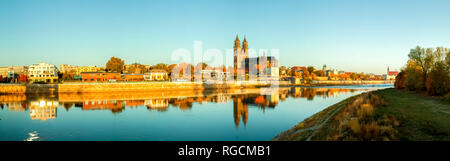 Germania, Sassonia-Anhalt, Magdeburgo, Cattedrale di Magdeburgo e il fiume Elba Foto Stock