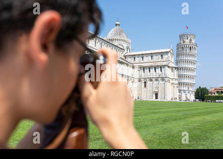 L'Italia, Pisa, giovane uomo prendendo una foto della Torre Pendente Foto Stock