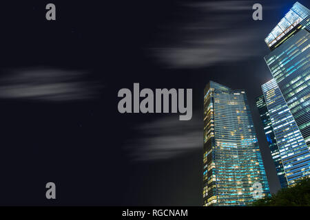 SINGAPORE, Singapore - circa settembre, 2017: grattacieli della città di Singapore di notte, Singapore. Foto Stock