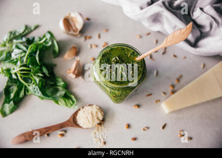 Fresh Pesto Genovese in vetro Foto Stock