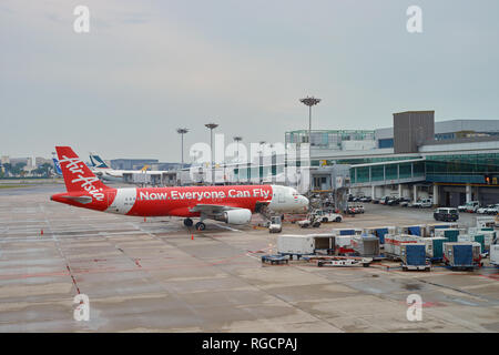 SINGAPORE - circa settembre, 2016: AirAsia aereo sulla pista di Changi Airport. L'Aeroporto Changi di Singapore, è il principale aeroporto civile per il peccato Foto Stock