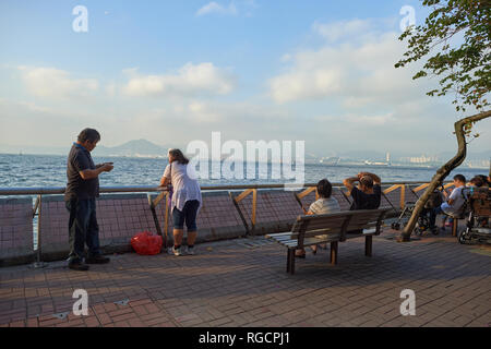 HONG KONG - Ottobre 25, 2015: persone a Kennedy Town Seafront. Kennedy Town è all'estremità occidentale di Sai Wan sul isola di Hong Kong Foto Stock