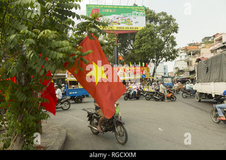 Bandiera del Vietnam sulla strada Ho Chi Minh city in Vietnam Foto Stock