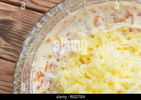 Il processo di cottura insalata di pesce Mimosa. La posa di patate e maionese Foto Stock