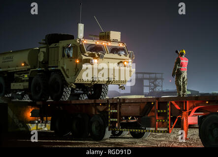 La Mississippi nazionale soldati di guardia del 155Armored Brigade Combat Team sono a lavoro come continuano in modo sicuro le attrezzature di carico per il trasporto e turn-in dell'esercito Prepositioned stock 5. (U.S. La Guardia Nazionale foto da Staff Sgt. Michael Williams) Foto Stock