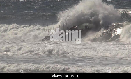 Programma Delegato sistemi terrestri mettere il combattimento anfibio veicolo 1.1 attraverso high surf test in Dicembre 2018 a Vandenberg Air Force Base in California. Il veicolo navigato con successo attraverso la misurazione delle onde di oltre 6 metri in altezza, sale riunioni ACV 1.2 Requisiti previsti e consentendo il Marine Corps per combinare il programma in un singolare ACV la famiglia di veicoli. (U.S. Marine Corps foto) Foto Stock