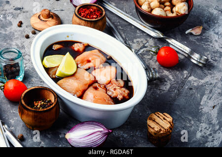 Il pollo crudo carne per shish kebab spiedini su.decapati carne cruda Foto Stock
