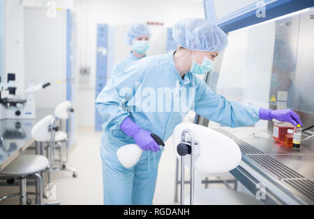 Super lavoro sterile in una scatola di laminare in laboratorio per la produzione di droghe Foto Stock