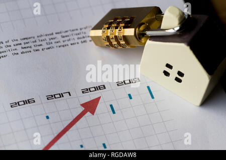 Piccola casa con serratura, protezione di sicurezza degli asset Foto Stock