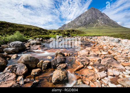 Gran Bretagna, Scozia, Highlands scozzesi, Glen Etive, montagna del massiccio Buachaille Etive Mor con Mountain Stob Dearg, Fiume Coupall, Etive Mor cascata Foto Stock