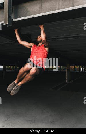 Giovane uomo esercizio di pull-up Foto Stock