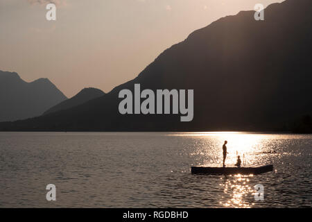 Austria, Ausseer Land, la gente al lago di divertirsi su una piattaforma galleggiante Foto Stock