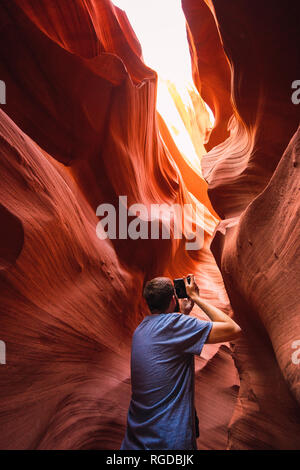 Stati Uniti d'America, Arizona, inferiore Antilope Canyon, fotografando turistica Foto Stock