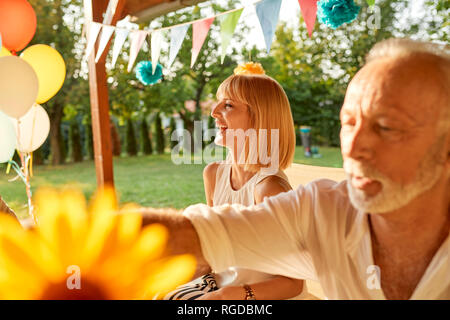 Donna felice e senior uomo su un party in giardino Foto Stock