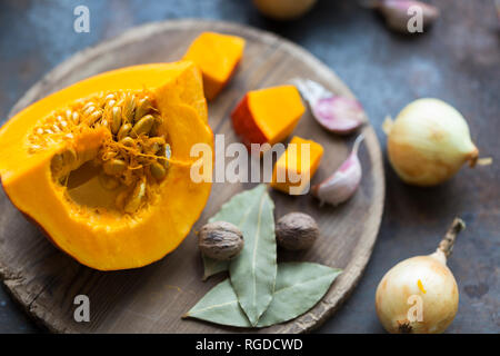 Gli ingredienti della zuppa di zucca Foto Stock