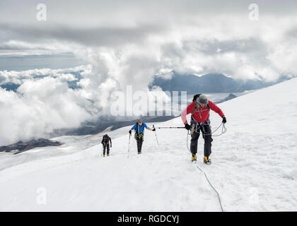 Russia, Superiore Valle Baksan, Caucaso, gli alpinisti ascendere il Monte Elbrus Foto Stock