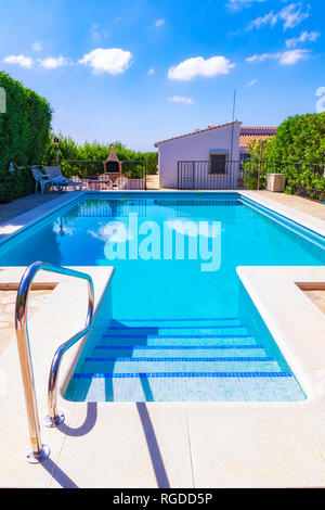 Spagna, Andalucía, Málaga, Mondrón, piscina Foto Stock