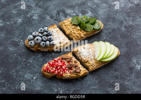 Fette di pane con vari condimenti Foto Stock