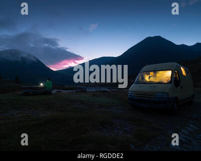 L'Italia, Lombardia, Laghetto del Vivione, camper di notte Foto Stock