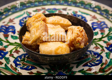 Il baklava in una ciotola, sulla piastra Foto Stock