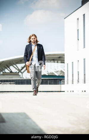Giovane imprenditore passeggiate in città Foto Stock