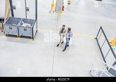 Imprenditore e la donna a camminare in compagnia, per discutere di nuove strategie Foto Stock