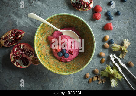 Humus ciotola con frutta e noci, dal di sopra Foto Stock