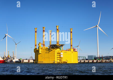 Borwin Beta Stazione del convertitore nel porto di Eemshaven Foto Stock