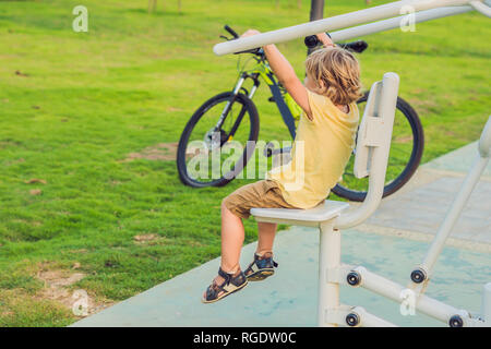 Ragazzo in palestra di strada nel parco Foto Stock