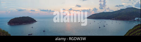 Sunset over Promthep cape e Yanui beach. Phuket, Tailandia Foto Stock