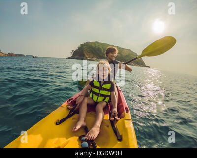 Padre e figlio kayak al Tropical Ocean Foto Stock