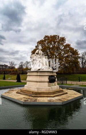 Statua in marmo della regina Victoria nella sua incoronazione accappatoi progettato da sua figlia Principessa Luisa la Duchessa di Argyll nel 1893. La statua si trova Foto Stock