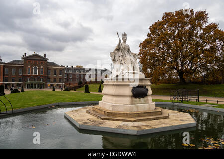 Statua in marmo della regina Victoria nella sua incoronazione accappatoi progettato da sua figlia Principessa Luisa la Duchessa di Argyll nel 1893. La statua si trova Foto Stock